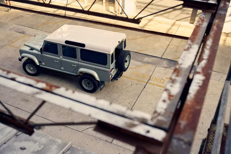 Chiếc xe Himalaya Hue 166 độc nhất vô nhị này được truyền cảm hứng bởi phiên bản Defender đầu tiên ra mắt năm 1948, nhưng giống như các dự án khác của Himalaya, nó nhận được những nâng cấp về hiệu suất, khả năng lái, và cabin sang trọng.