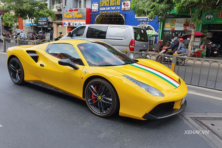 Tại Việt Nam, Ferrari 488 Spider được đánh giá là siêu xe mui trần tốt nhất với các đại gia Việt vì những đặc tính của mẫu xe này rất phù hợp với điều kiện môi trường nước ta. Trong đó, 2 yếu tố nổi bật nhất phải kể tới là bộ mui xếp cứng bằng kim loại - thay vì mui mềm bằng vải - đặc biệt thích hợp với điều kiện môi trường nóng, ẩm của Việt Nam.