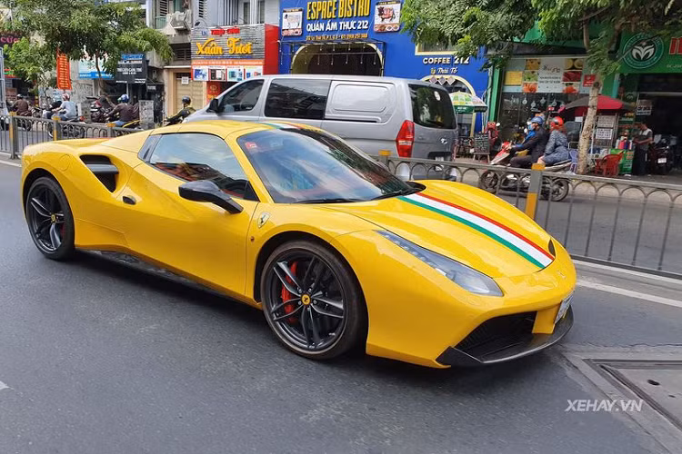 Tại Việt Nam, Ferrari 488 Spider được đánh giá là siêu xe mui trần tốt nhất với các đại gia Việt vì những đặc tính của mẫu xe này rất phù hợp với điều kiện môi trường nước ta. Trong đó, 2 yếu tố nổi bật nhất phải kể tới là bộ mui xếp cứng bằng kim loại - thay vì mui mềm bằng vải - đặc biệt thích hợp với điều kiện môi trường nóng, ẩm của Việt Nam.