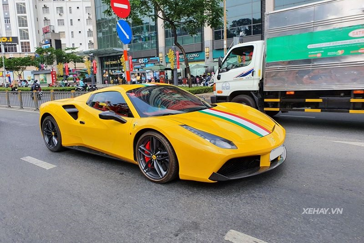 Tiếp tới là tầm qua sát khi ngồi bên trong Ferrari 488 cũng đem đến cảm giác dễ quan sát hơn đáng kể so với những đối thủ cùng phân khúc như Lamborghini. Khi mới về Việt Nam vào năm 2016, giá xe Ferrari 488 Spider lên đến cả triệu đô (hơn 23 tỷ đồng).