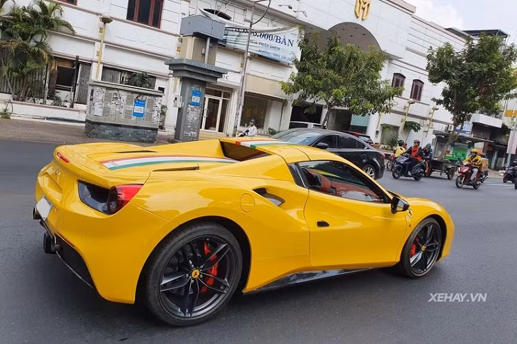 Cung cấp sức mạnh cho Ferrari 488 Spider là cỗ máy tăng áp kép V8 3.9L sản sinh công suất 660 mã lực và mô-men xoắn cực đại 760Nm giúp siêu xe có thể tăng tốc từ 0 - 100 km/h chỉ trong 3 giây trước khi cán tốc độ tối đa 325 km/h.