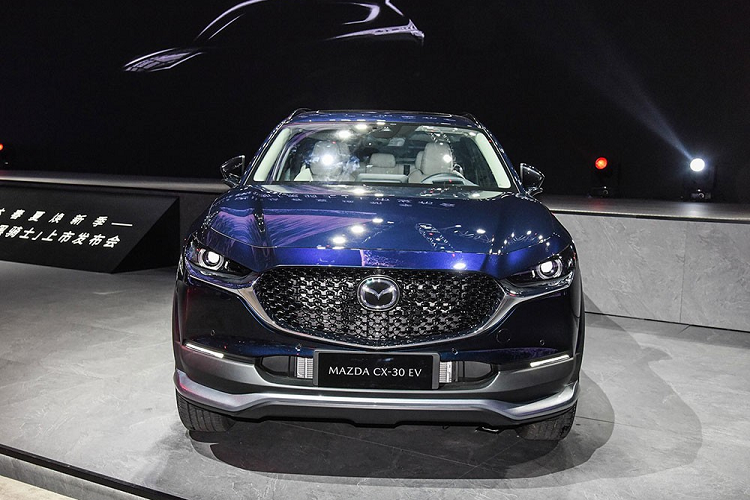 Những trang bị đáng chú ý khác của Mazda CX-30 EV bao gồm cửa cốp chỉnh điện, dải đèn LED định vị ban ngày, mở cửa không cần chìa khóa, hệ thống âm thanh 8 loa, màn hình hiển thị thông tin kính lái, ghế bọc da và camera 360 độ.