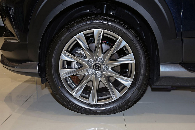 Bên ngoài, Mazda CX-30 EV có thiết kế khá giống với CX-30 dùng động cơ đốt trong thông thường. Trên đầu xe, mẫu ô tô điện này được trang bị lưới tản nhiệt màu đen cỡ lớn với nẹp mạ crôm sáng bóng bao quanh. Vì Mazda CX-30 EV là ô tô điện nên lưới tản nhiệt này bị đóng kín hoàn toàn và chỉ có tác dụng làm đẹp cho xe.