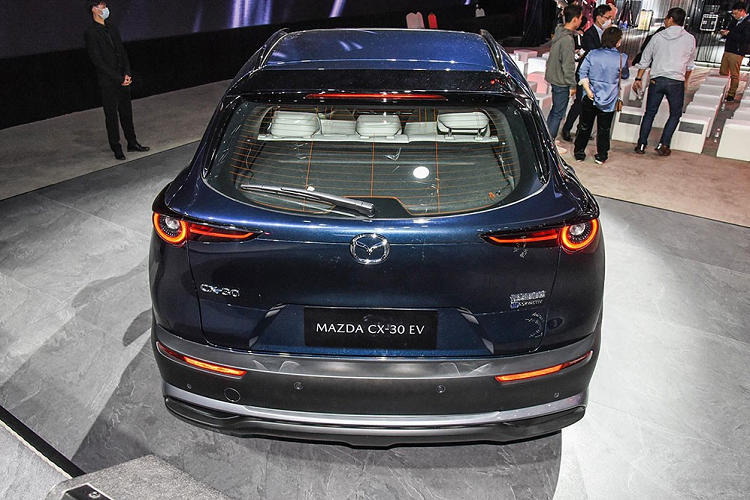 Xe có vô lăng đa chức năng 3 chấu, bảng đồng hồ kết hợp giữa màn hình kỹ thuật số 7 inch và đồng hồ analogue cũng như màn hình thông tin giải trí dạng cảm ứng 8,8 inch nằm độc lập trên mặt táp-lô. Trong khi đó, hệ thống điều hòa tự động 2 vùng đi kèm màn hình riêng và 2 núm xoay hai bên.