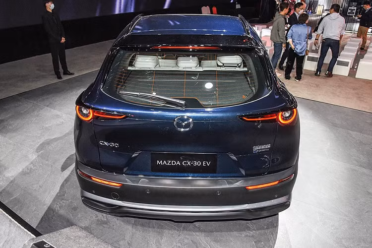 Xe có vô lăng đa chức năng 3 chấu, bảng đồng hồ kết hợp giữa màn hình kỹ thuật số 7 inch và đồng hồ analogue cũng như màn hình thông tin giải trí dạng cảm ứng 8,8 inch nằm độc lập trên mặt táp-lô. Trong khi đó, hệ thống điều hòa tự động 2 vùng đi kèm màn hình riêng và 2 núm xoay hai bên.