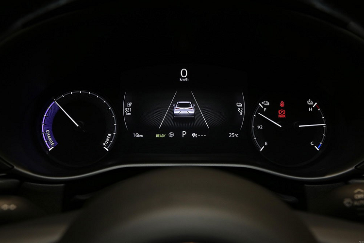 Nẹp mạ crôm của lưới tản nhiệt kéo dài sang hai bên, bao quanh cả cụm đèn pha LED hình lá liễu. Thêm vào đó là hốc gió trung tâm khá rộng, đèn sương mù trước thanh mảnh và cánh lướt gió dưới cản trước. Bên sườn, ngoài nẹp bằng nhựa màu đen dày dặn kể trên, Mazda CX-30 EV còn có cánh lướt gió mới, khác biệt so với CX-30 thông thường, và bộ vành hợp kim 19 inch.