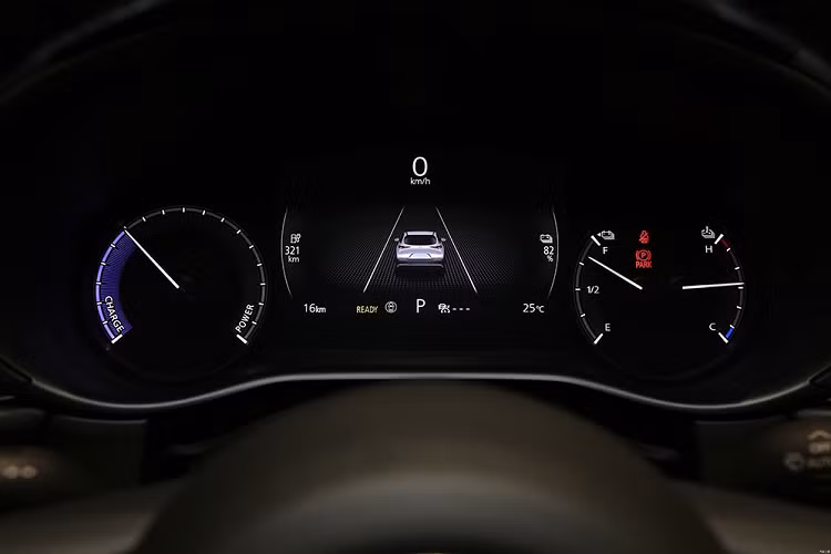 Nẹp mạ crôm của lưới tản nhiệt kéo dài sang hai bên, bao quanh cả cụm đèn pha LED hình lá liễu. Thêm vào đó là hốc gió trung tâm khá rộng, đèn sương mù trước thanh mảnh và cánh lướt gió dưới cản trước. Bên sườn, ngoài nẹp bằng nhựa màu đen dày dặn kể trên, Mazda CX-30 EV còn có cánh lướt gió mới, khác biệt so với CX-30 thông thường, và bộ vành hợp kim 19 inch.