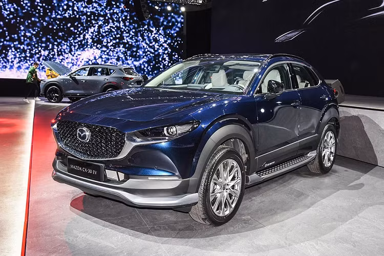  Mazda CX-30 EV 2022 mới lần đầu tiên trình làng trong triển lãm Ô tô Thượng Hải 2021 diễn ra vào tháng 4 đầu năm nay. Sau gần nửa năm, mẫu xe này mới được tung ra thị trường Trung Quốc. Mẫu xe này vốn là phiên bản chạy điện của SUV cỡ nhỏ Mazda CX-30 và dành riêng cho thị trường Trung Quốc. Đồng thời, CX-30 EV còn là mẫu ôtô điện sản xuất tại Trung Quốc đầu tiên của thương hiệu Mazda.