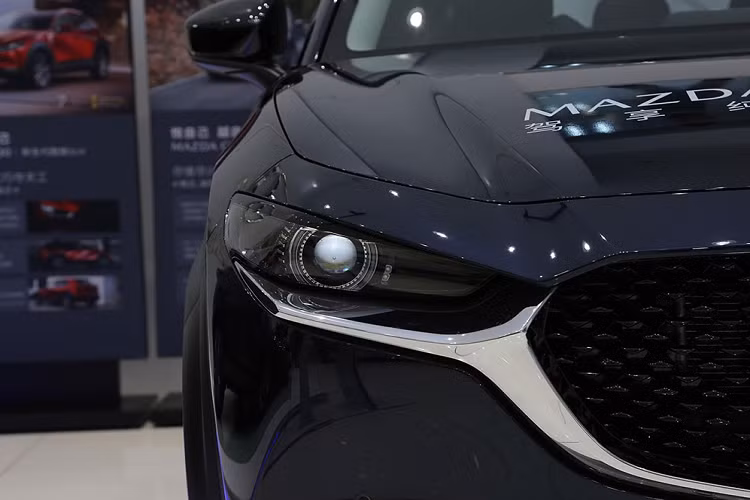 Cụm pin này được hàn bên dưới gầm của Mazda CX-30 EV, làm giảm chiều cao gầm của xe. Điều này không thực sự lý tưởng cho những con đường tại Trung Quốc. Để đảm bảo chiều cao gầm phù hợp cho xe, hãng Mazda đã dùng đến hệ thống treo nâng cao gầm. Ngoài ra, hãng Mazda còn bổ sung nẹp nhựa màu đen xung quanh thân xe nhằm che giấu cụm pin.