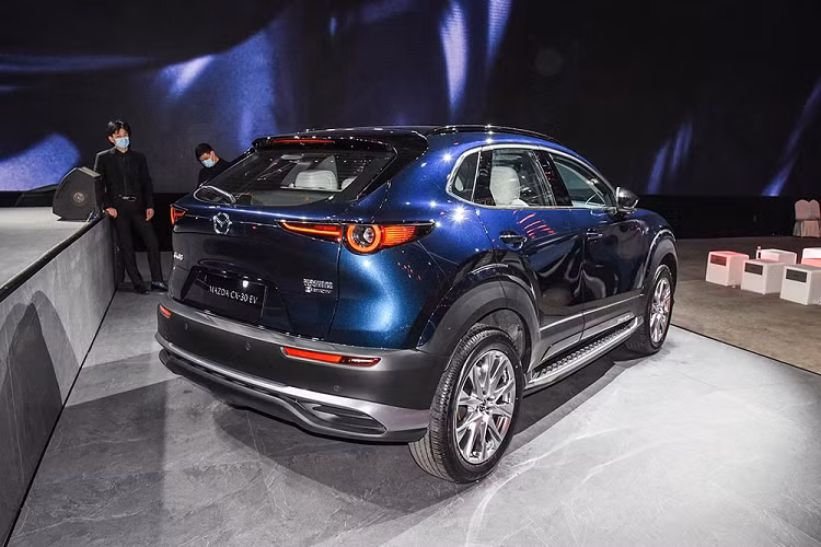 "Trái tim" của Mazda CX-30 EV 2022 chạy điện là mô-tơ có công suất tối đa 218 mã lực và mô-men xoắn cực đại 300 Nm. Mô-tơ điện này kết hợp với cụm pin 61,1 kWh, cho phép xe chạy hết quãng đường 450 km sau khi sạc đầy pin.