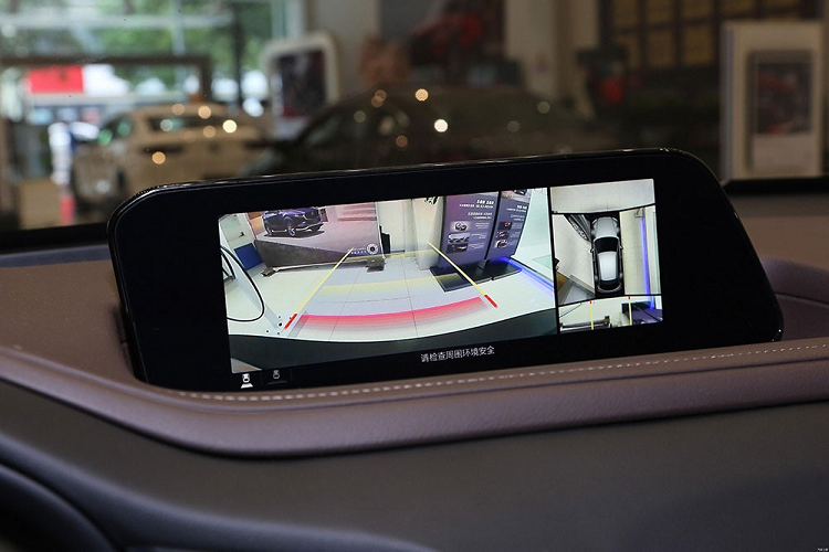 Bước vào bên trong Mazda CX-30 EV, người lái có thể cảm thấy quen thuộc vì nội thất khá giống với CX-30 thông thường.