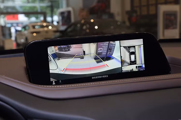 Bước vào bên trong Mazda CX-30 EV, người lái có thể cảm thấy quen thuộc vì nội thất khá giống với CX-30 thông thường.