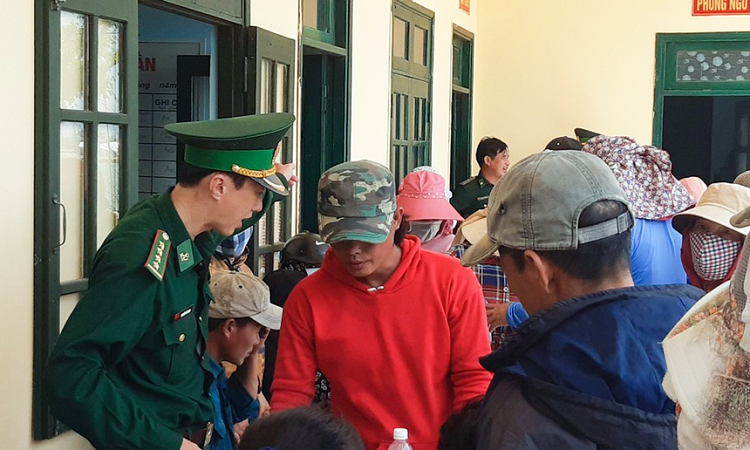 Nguoi dan ong cuu thanh cong 47 ngu dan-Hinh-2