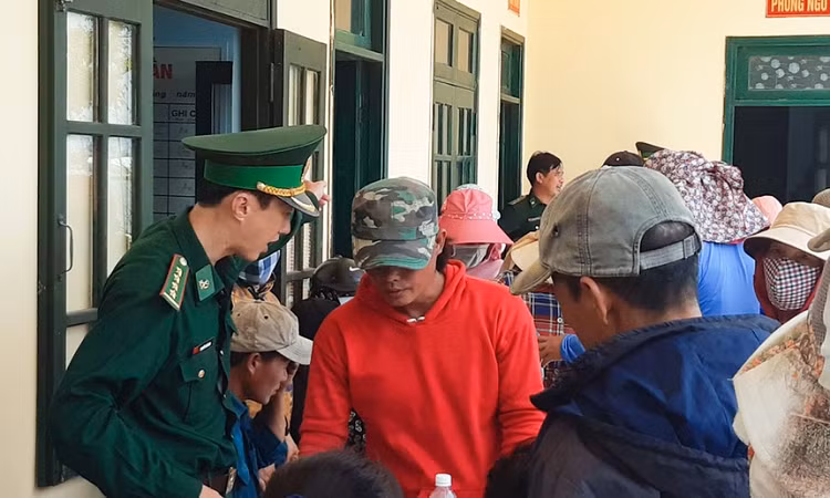 Nguoi dan ong cuu thanh cong 47 ngu dan-Hinh-2