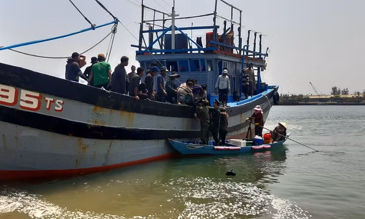 Nguoi dan ong cuu thanh cong 47 ngu dan