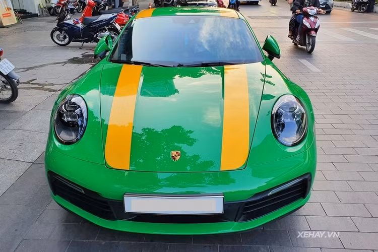 Cung cấp sức mạnh cho Porsche 911 Carrera S 2020 là cỗ máy tăng áp kép 3.0L 6 xi-lanh sản sinh công suất 450 mã lực.