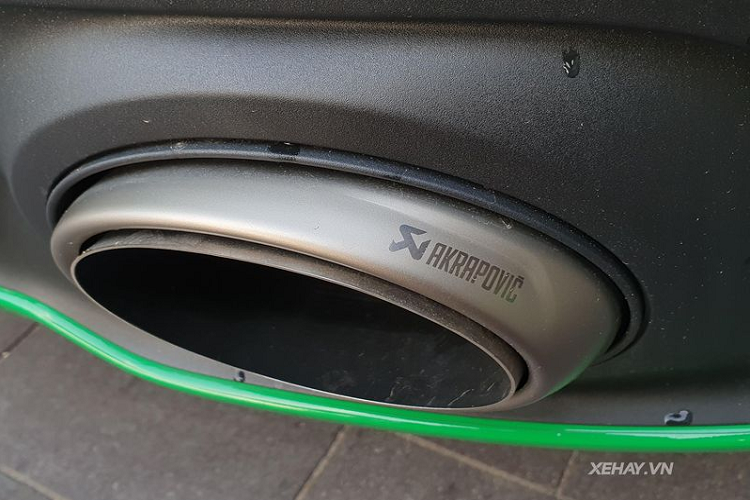 Không chỉ gây ấn tượng bởi nước sơn độc lạ, chiếc Porsche 911 Carrera S 2020 này còn hấp dẫn người nhìn nhờ thiết kế mượt mà, quyến rũ. So với thế hệ trước, tổng thể xe đã được trau chuốt lại với đèn pha hiện đại và sắc nét hơn, cùng những đường gân dập nổi trên mui xe và vòm bánh xe mở rộng, giúp xe trông thể thao hơn.