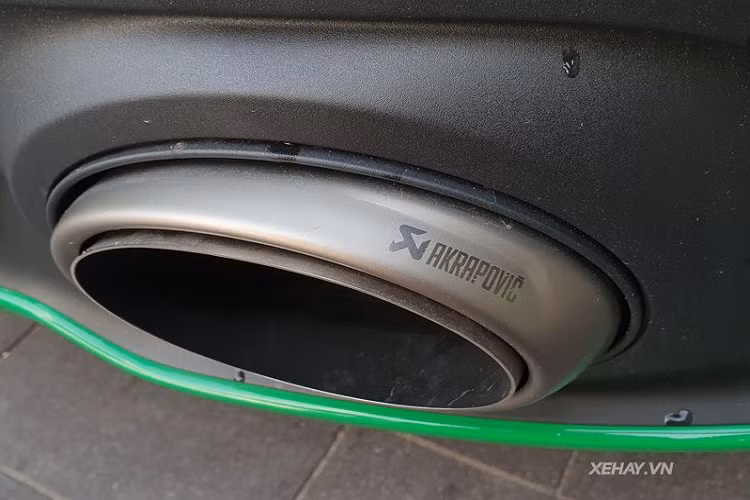 Không chỉ gây ấn tượng bởi nước sơn độc lạ, chiếc Porsche 911 Carrera S 2020 này còn hấp dẫn người nhìn nhờ thiết kế mượt mà, quyến rũ. So với thế hệ trước, tổng thể xe đã được trau chuốt lại với đèn pha hiện đại và sắc nét hơn, cùng những đường gân dập nổi trên mui xe và vòm bánh xe mở rộng, giúp xe trông thể thao hơn.