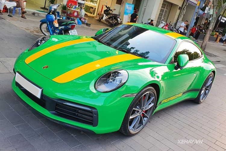 Không rõ mức giá xe Porsche 911 Carrera S trong bài là bao nhiêu, chỉ biết rằng tại nước ta, Porsche 911 Carrera S đang được phân phối chính hãng với giá niêm yết 7,65 tỷ đồng, chưa bao gồm các tùy chọn.