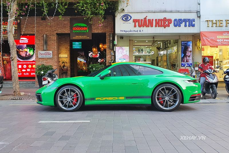 Kết hợp với hộp số ly hợp kép 8 cấp, xe chỉ cần 3,7 giây để chạy nước rút từ 0 - 100 km/h.