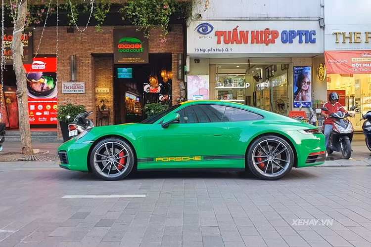 Kết hợp với hộp số ly hợp kép 8 cấp, xe chỉ cần 3,7 giây để chạy nước rút từ 0 - 100 km/h.