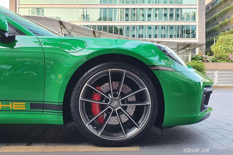 Bên hông xe cũng được bổ sung dải decal màu đen kèm tên thương hiệu "Porsche" màu vàng. Porsche 911 Carrera S hàng hiếm này "cưỡi" trên bộ la-zăng đa chấu thể thao, đi kèm cùm phanh màu đỏ rực rỡ.
