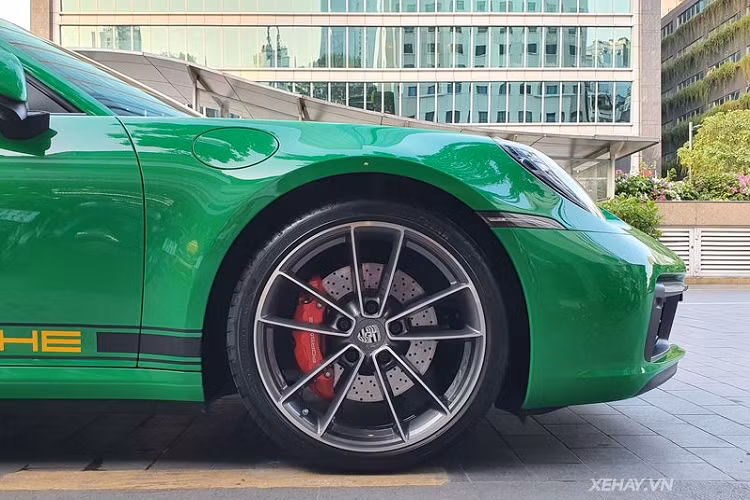 Bên hông xe cũng được bổ sung dải decal màu đen kèm tên thương hiệu "Porsche" màu vàng. Porsche 911 Carrera S hàng hiếm này "cưỡi" trên bộ la-zăng đa chấu thể thao, đi kèm cùm phanh màu đỏ rực rỡ.