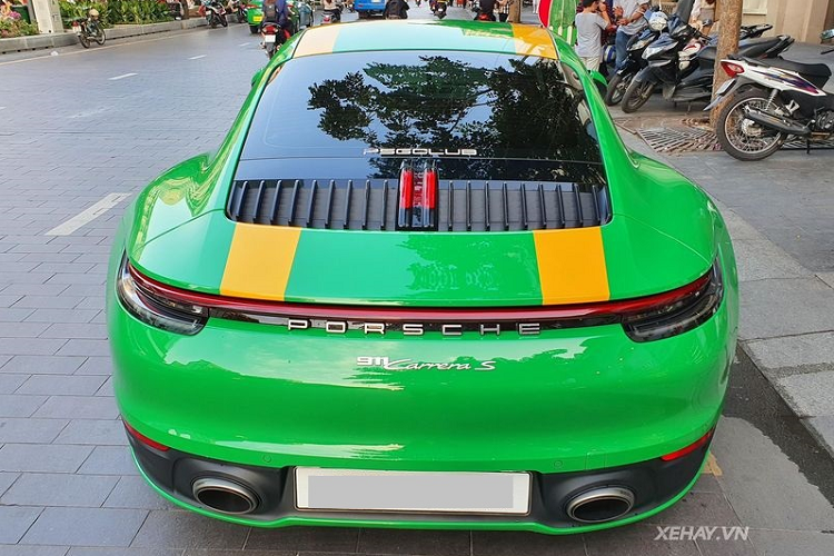 Đuôi xe cũng được tinh chỉnh, rõ rệt nhất là sự xuất hiện của dải đèn LED toàn chiều rộng, có nhiệm vụ kết nối hai cụm đèn hậu. Đáng chú ý, hiện tại hệ thống ống xả nguyên bản của xe đã được nâng cấp lên loại của Akarapovic để cho ra âm thanh uy lực hơn nữa.