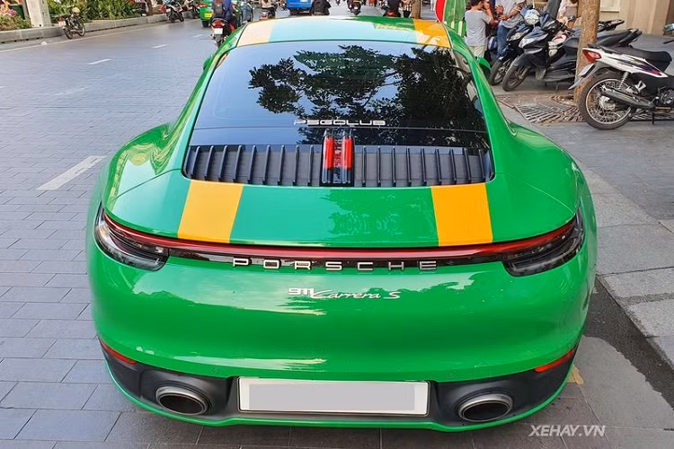 Đuôi xe cũng được tinh chỉnh, rõ rệt nhất là sự xuất hiện của dải đèn LED toàn chiều rộng, có nhiệm vụ kết nối hai cụm đèn hậu. Đáng chú ý, hiện tại hệ thống ống xả nguyên bản của xe đã được nâng cấp lên loại của Akarapovic để cho ra âm thanh uy lực hơn nữa.