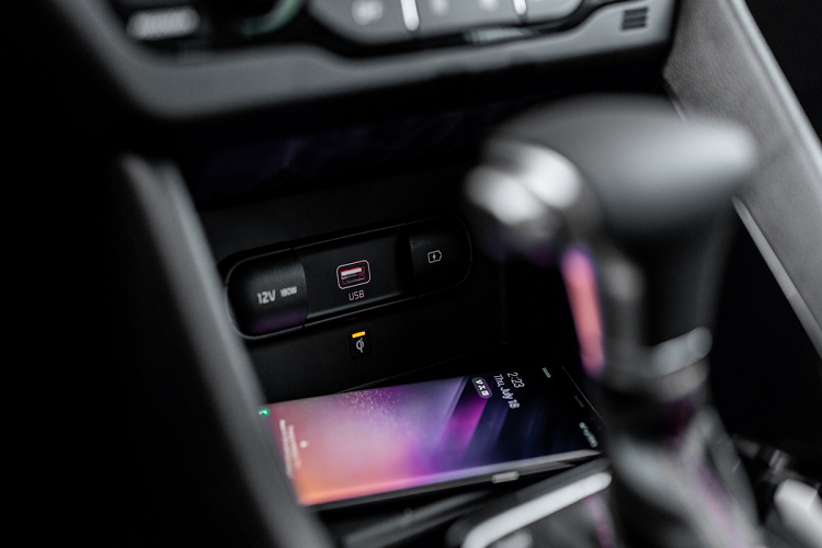 Ở bên trong, Kia Niro Hybrid và Niro PHEV 2021 sở hữu bảng đồng hồ kỹ thuật số 7 inch. Kia cũng cung cấp gói tùy chọn nâng cấp lên màn hình thông tin giải trí 10,25 inch cho Niro 2021.