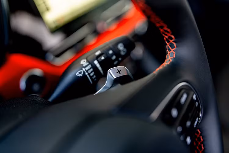 Niro PHEV 2021 vẫn sử dụng động cơ xăng 1.6L tương tự bản Hybrid nhưng đi kèm mô-tơ điện mạnh hơn và gói pin dung lượng lớn hơn - 8,9 kWh. Hiệu suất của xe vẫn giữ nguyên ở 139 mã lực, 264 Nm. Mẫu SUV này có phạm vi hoạt động 42 km ở chế độ thuần điện.