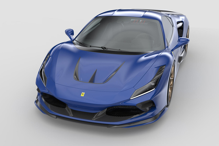 Dễ dàng nhận thấy các chi tiết của bộ bodykit cho Ferrari F8 Tributo ở phần đầu xe tại cánh lướt gió và lỗ hút khí. Ngoài ra, ốp cụm đèn chính và nắp ca-pô cũng được trang trí thêm carbon.