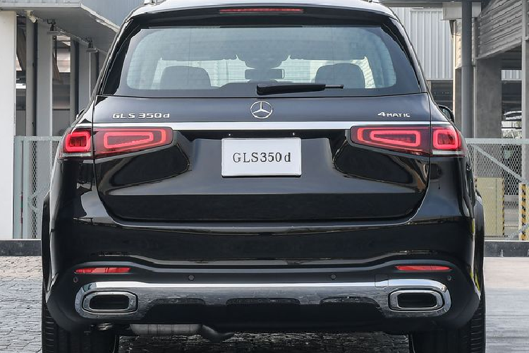 Đối với không gian cabin, xe được trang bị sẵn hệ thống MBUX mới nhất, 2 màn hình giải trí cho hàng ghế sau kích thước 11,6 inch, đèn viền nội thất 64 màu, cửa sổ trời toàn cảnh, cấu hình 7 chỗ ngồi với hàng ghế thứ 2 chỉnh điện kèm nhớ ghế như S-Class. Giá xe Mercedes-Benz GLS 350 d 4MATIC Premium chính hãng tại Thái Lan ở mức 6.499.000 Baht (tương đương khoảng 5 tỷ đồng).