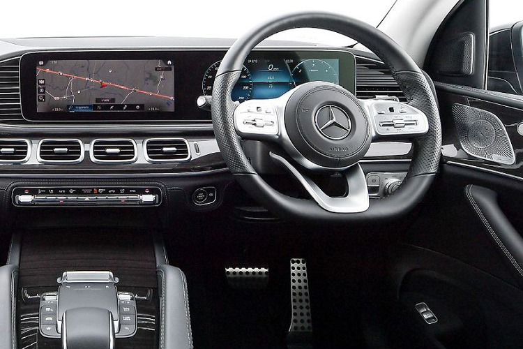 Xe được trang bị tiêu chuẩn các công nghệ như đèn Multibeam cao cấp cùng hệ thống điều hiểu Highbeam Ultra Range hay mâm xe 21 inch 5 chấu kép hiệu AMG...