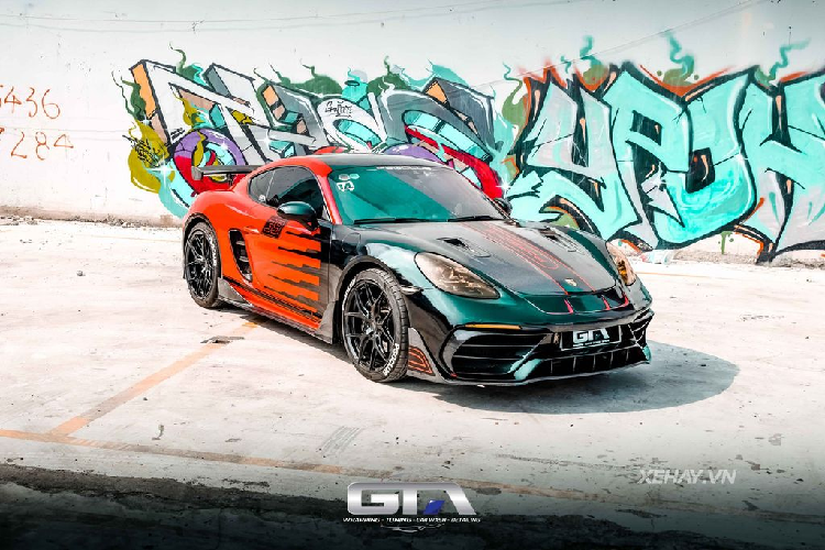 Số lượng Porsche 718 Cayman tại Việt Nam cho đến nay không nhiều nhưng để làm mới chiếc xe của mình, tạo ra những "dư vị" riêng, chủ nhân của chiếc 718 này đã quyết định biến đổi chiếc xe theo phong cách hoàn toàn mới, mang âm hưởng của phiên bản 718 Cayman GT4 thể thao hơn.