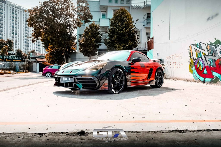 Bên cạnh đó, chiếc xe còn được phủ lên mình "bộ cánh" đề-can 3 tông màu xanh/đen/cam đầy ấn tượng với thiết kế cầu kỳ và khó bị trùng lặp.