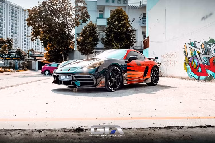 Bên cạnh đó, chiếc xe còn được phủ lên mình "bộ cánh" đề-can 3 tông màu xanh/đen/cam đầy ấn tượng với thiết kế cầu kỳ và khó bị trùng lặp.