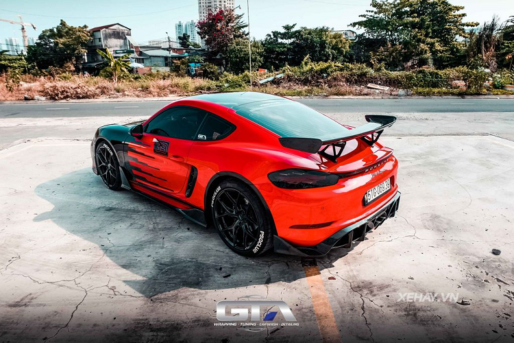 Với cá nhân chiếc Porsche 718 Cayman của một dân chơi tại TP HCM trong bài viết, chiếc xe đã được thay thế bộ body-kit của bản GT4 với phong cách hầm hố, thể thao và cá tính.