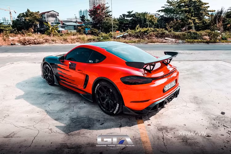 Với cá nhân chiếc Porsche 718 Cayman của một dân chơi tại TP HCM trong bài viết, chiếc xe đã được thay thế bộ body-kit của bản GT4 với phong cách hầm hố, thể thao và cá tính.