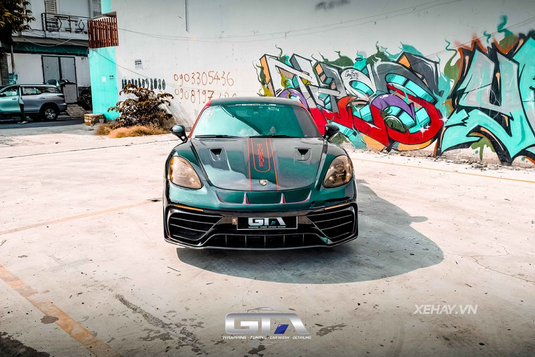 Chưa hết, chủ nhân của xe cũng không tiếc thêm chi phí để hoàn thiện phần ngoại hình của xe với loạt nâng cấp từ bộ mâm Vossen 20 inch, hệ thống ống xả mới, cánh gió cỡ lớn đuôi xe...