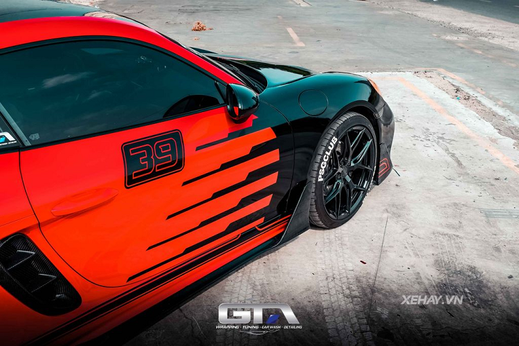 Được biết, đây là chiếc Porsche 718 Cayman thứ 2 tại Việt Nam được nâng cấp bộ body-kit GT4. Xed sở hữu khối động cơ máy xăng Boxer 4 xi-lanh, tăng áp, dung tích 1.988 cc. Động cơ tạo ra công suất tối đa 300 mã lực và mô men xoắn cực đại 380 Nm ngay từ vòng tua 1.950 - 4.500 vòng/phút, kết hợp cùng hộp số PDK 8 cấp.