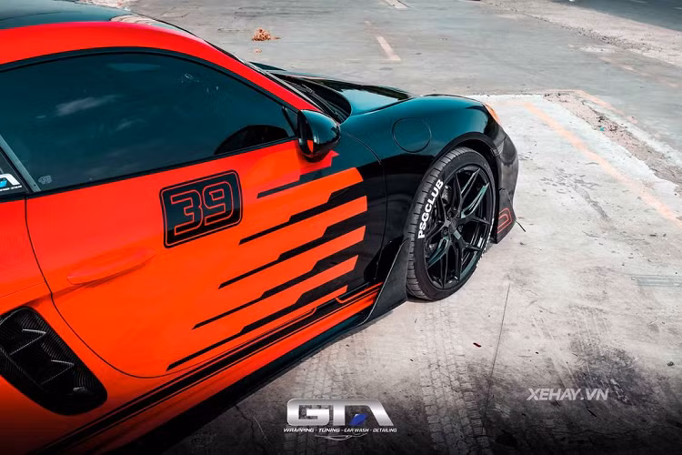 Được biết, đây là chiếc Porsche 718 Cayman thứ 2 tại Việt Nam được nâng cấp bộ body-kit GT4. Xed sở hữu khối động cơ máy xăng Boxer 4 xi-lanh, tăng áp, dung tích 1.988 cc. Động cơ tạo ra công suất tối đa 300 mã lực và mô men xoắn cực đại 380 Nm ngay từ vòng tua 1.950 - 4.500 vòng/phút, kết hợp cùng hộp số PDK 8 cấp.