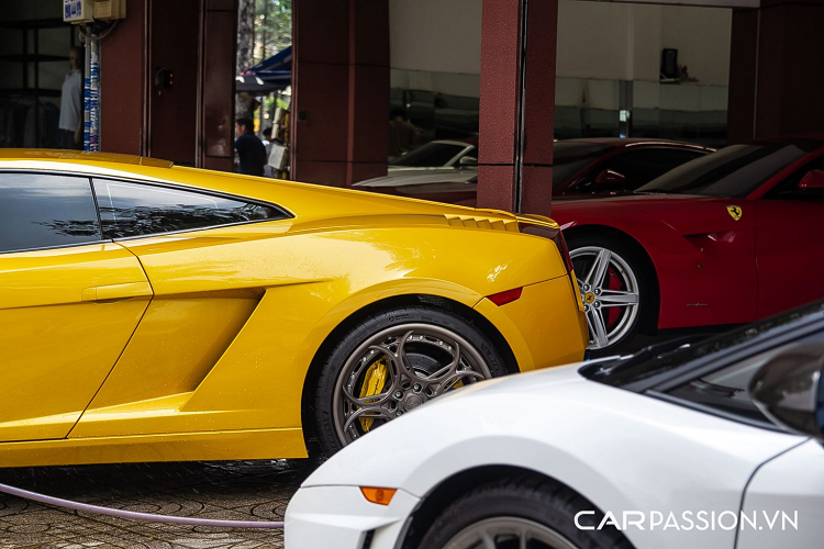 Lamborghini Gallardo LP570-4 Spyder Performante được trang bị khối động cơ V10 hút khí tự nhiên, có dung tích 5.2 lít, sản sinh công suất tối đa 562 mã lực tại vòng tua 8.000 vòng/phút và mô men xoắn cực đại đạt mức 540 Nm tại vòng tua máy 6.500 vòng/phút. Kết hợp với hộp số bán tự động 6 cấp và hệ dẫn động 4 bánh AWD, “siêu bò” mui trần chỉ mất 3,9 giây để tăng tốc từ 0-100 km/h và có tốc độ tối đa 325 km/h.