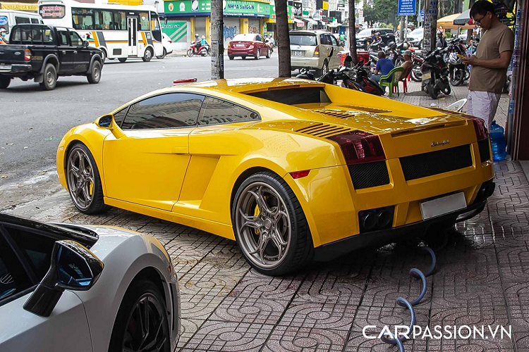 Lamborghini Gallardo nhận được sự nâng cấp giữa vòng đời vào năm 2008 với phiên bản Gallardo LP560-4 trước khi được nâng cấp lần cuối vào năm 2012 và kết thúc vòng đời chỉ 1 năm sau đó. Chiếc Lamborghini Gallardo Spyder Performante chính là phiên bản mui trần hiệu năng cao thuộc thế hệ thứ hai của Gallardo. Chiếc xe này chỉ mới được đưa về thị trường Việt Nam cách đây không lâu và tính đến nay vẫn là chiếc LP570-4 Performante Spyder duy nhất tại Việt Nam.