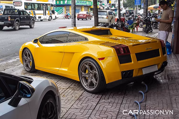 Lamborghini Gallardo nhận được sự nâng cấp giữa vòng đời vào năm 2008 với phiên bản Gallardo LP560-4 trước khi được nâng cấp lần cuối vào năm 2012 và kết thúc vòng đời chỉ 1 năm sau đó. Chiếc Lamborghini Gallardo Spyder Performante chính là phiên bản mui trần hiệu năng cao thuộc thế hệ thứ hai của Gallardo. Chiếc xe này chỉ mới được đưa về thị trường Việt Nam cách đây không lâu và tính đến nay vẫn là chiếc LP570-4 Performante Spyder duy nhất tại Việt Nam.