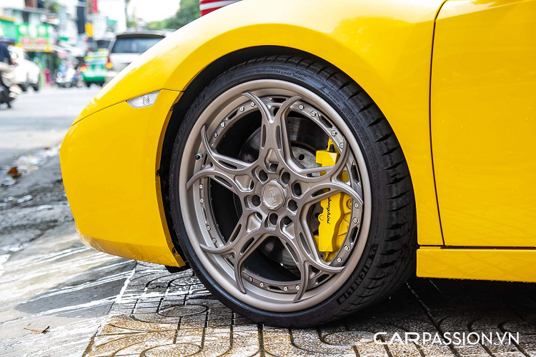 Chiếc xe được mang trên mình lớp áo ngoại thất màu trắng đặc trưng cùng hai đường kẻ họa tiết dọc nắp capo, thêm vào đó chính là logo Performante hai bên hông xe màu xanh nổi bật. Phiên bản này sở hữu phần cản trước với hai hốc gió lớn được mở rộng, líp hông mới cùng phần khuếch tán sau được thiết kế lại. Chiếc xe còn được trang bị phần cánh gió cố định ở nắp động cơ phía sau giúp tăng lực ép, nâng cao hiệu quả vận hành cho xe,