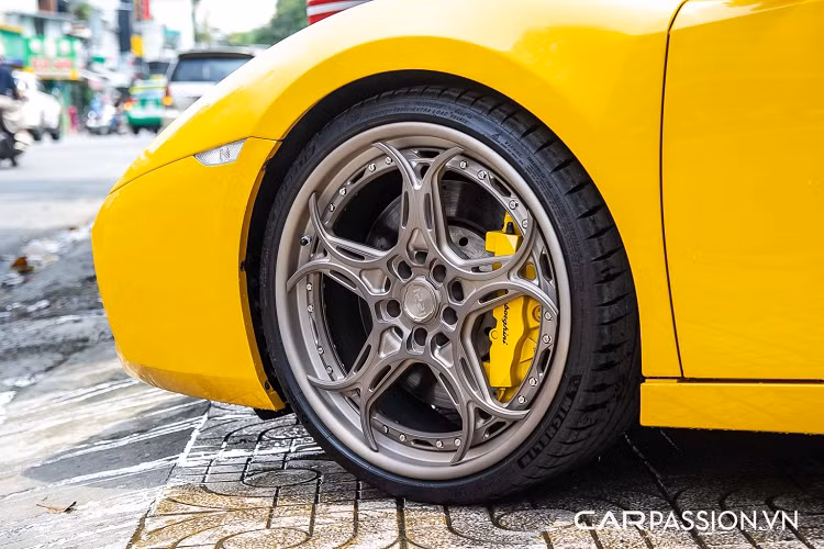 Chiếc xe được mang trên mình lớp áo ngoại thất màu trắng đặc trưng cùng hai đường kẻ họa tiết dọc nắp capo, thêm vào đó chính là logo Performante hai bên hông xe màu xanh nổi bật. Phiên bản này sở hữu phần cản trước với hai hốc gió lớn được mở rộng, líp hông mới cùng phần khuếch tán sau được thiết kế lại. Chiếc xe còn được trang bị phần cánh gió cố định ở nắp động cơ phía sau giúp tăng lực ép, nâng cao hiệu quả vận hành cho xe,