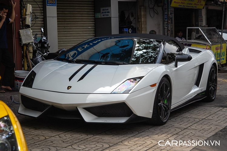 Lamborghini Gallardo LP570-4 Spyder Performante được giới thiệu lần đầu vào tháng 11 năm 2010, muộn hơn một chút so với phiên bản coupe Superleggera. Vì phải bổ sung thêm cơ chế đóng/mở mui phức tạp, khối lượng của biến thể mui xếp lên đến 1.485 kg, tuy nhiên vẫn nhẹ hơn 65 kg so với chiếc Gallardo Spyder tiêu chuẩn. Để đóng mở mui, chiếc xe sẽ mất khoảng 23 giây cho một lần thực hiện.