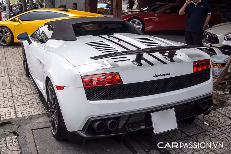 Thế hệ đầu tiên được thiết kế với những đường nét mềm mại cùng phần cản trước với hai hốc gió nhỏ, phần đuôi sau với khuếch tán được chi làm 3 phần với đèn hậu vuông cổ điển. Siêu xe Lamborghini Gallardo thế hệ đầu tiên sử dụng động cơ V10 hút khí tự nhiên, có dung tích 5.0 lít, sản sinh công suất tối đa 493 mã lực và mô men xoắn cực đại đạt mức 510 Nm. Xe có khả năng tăng tốc từ 0-100 km/h dưới 4 giây trước khi đạt tốc độ tối đa 309 km/h.