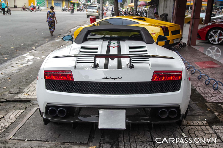 Xe sử dụng bộ mâm có dạng 5 chấu kép sơn màu nòng súng và làm từ hợp kim nhôm có khối lượng nhẹ. Ẩn phía sau là cùm phanh được sơn màu xanh lá cây khá nổi bật, kết hợp với đĩa phanh thép. Đĩa phanh tiêu chuẩn có kích thước 365 mm ở bánh trước và 356 mm ở bánh sau. Nếu được trang bị tuỳ chọn là bộ phanh đĩa gốm carbon, đĩa phanh trước sẽ có kích thước là 380 mm.